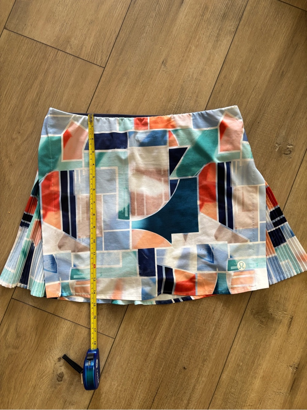 lululemon Geometric Print  skort; flat panels on front & back; pleats on sides;